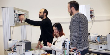 Praktischer Unterricht Maschinenbautechnik Drei Schüler im praktischen Unterricht